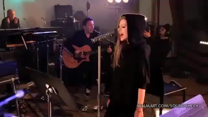 Невероятно добра! Avril Lavigne- Smile (walmart Soundcheck)