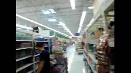 Приятели пазаруват, по български, в Wal - Mart 