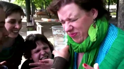Жена изпива чаша бира с ухото си