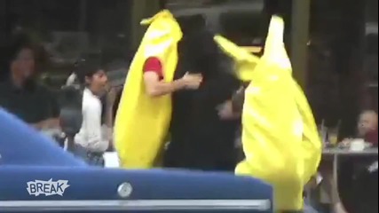 Хора в костюми, които плашат другите ;d