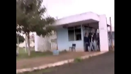 Гневна коза напада невинни хора в Бразилия