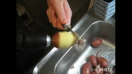 Мъж в кухнята:как се белят картофи?!