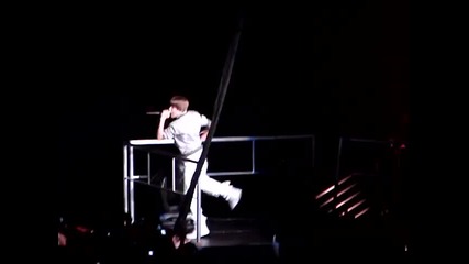 Джъстин пее Love me на живо