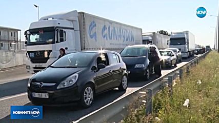 Километрични опашки на границата с Турция