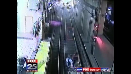 Пияна жена пада на релсите в метрото и вади голям късмет 