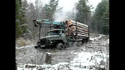 Руски камион кара дърва по река