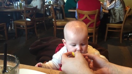 Бебе опитва лимон за първи път
