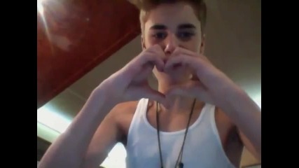 Justin Bieber gives Beliebers heart