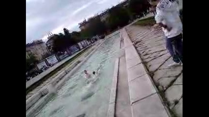 Луди хора плуват във фонтана на Ндк (част 2) 
