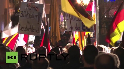 Протести "за" и "против" бежанците в немския град Ерфурт