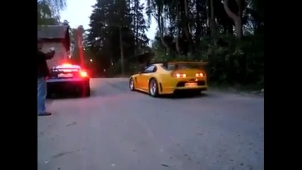 Toyota Supra - направо курти асвалта с си мощт