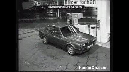 Жената на бензиностанцията . . .