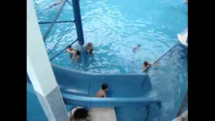Коко Се Спуска По Водна Пързалка