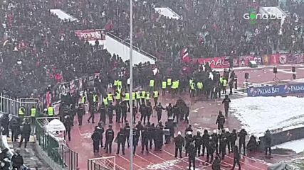 Феновете на ЦСКА нахлуха на пистата