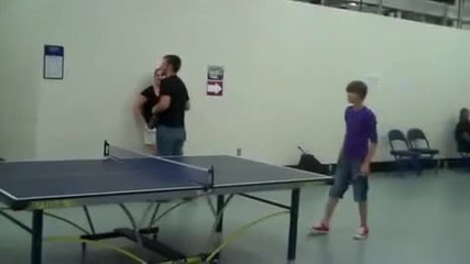 Justin Bieber играе Ping Pong