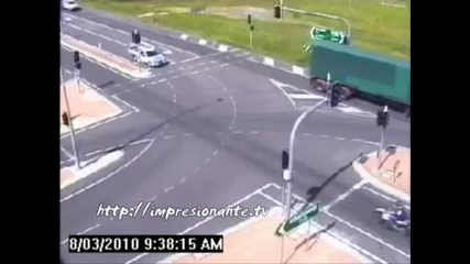 Жесток удар на мотор от кола
