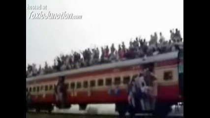 Смях ! Индийците обичат влаковете ! 