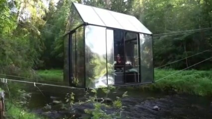 Нощувка за смелчаци в стъклена къща над реката (ВИДЕО)