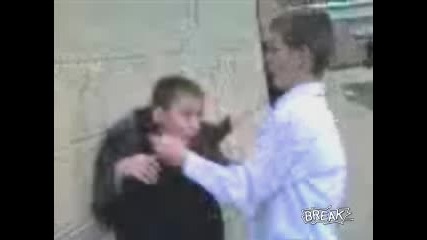 Училищен побойник получава удар от жертватаси! 