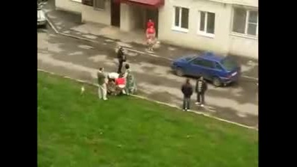 Гол мъж скача върху колата
