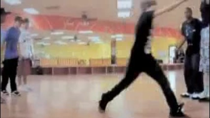 отново танцува ..