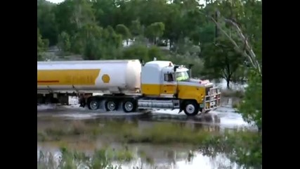 Мощен Камион ! Shell Road Train Crossing Flooded River 