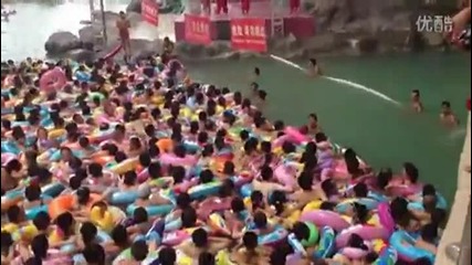 Безумно препълнен китайски басейн с хора !