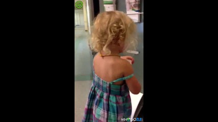 Малка блондинка се бори с апарат за вода