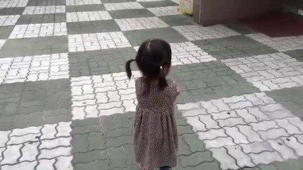 Малко момиченце се сърди на баща си, но не може да скрие усмивката си от сладките и обувчици :)