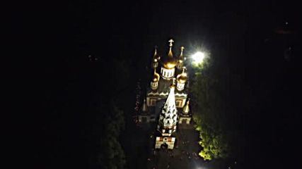 Стотици миряни посрещнаха Великден в храм "Рождество Христово" над Шипка