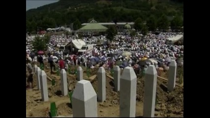 Отбелязаха 17 години от масовите убийства на мюсюлмани в Сребреница