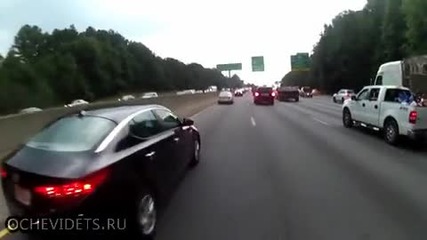 Моторист с опасност за живота след сблъсък с кола