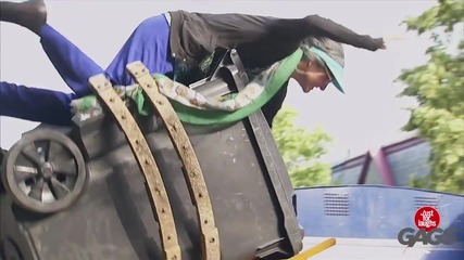 Баба хвърляща боклука си попада в камион за боклук - скрита камера