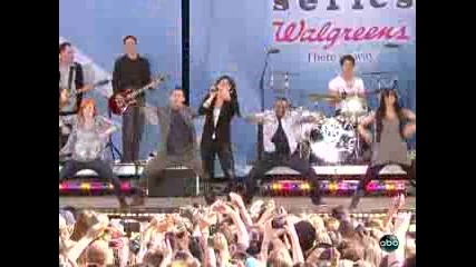 Demi Lovato and Jonas Brothers - cant back down (live)