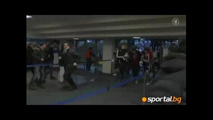 Феновете на Херта навлязоха на терена след поредната загуба на своя отбор 
