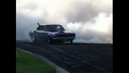 Луд Burnout на Camaro