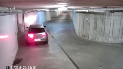 Пиян малоумник реши да изкара колата си от подземния гараж…