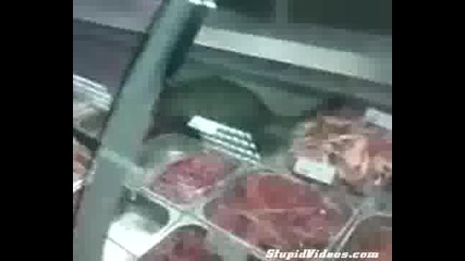 В хранителен магазин можеш да си купиш и живо месо 