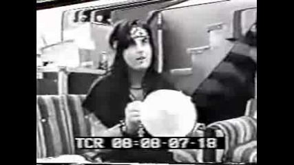 Nikki Sixx Се Кефи На Един Презерватив