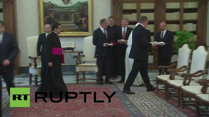 Папата приветства Путин във Ватикана