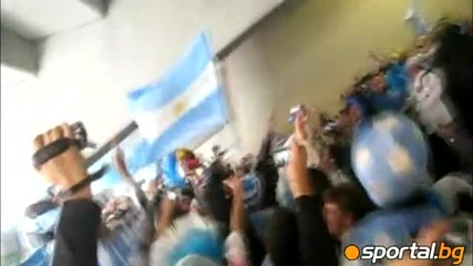 vamos vamos argentina, vamos huadores a ganiar - World Cup 2010 Argentina fans singing