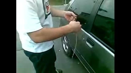 Гледайте как се отключва кола само за 10 секунди!