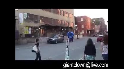 Гигантски клоун по улицата. Смях. :)