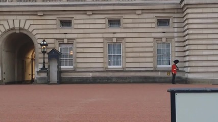Кралски Гард на Елизабет Ii танцува пред Бъкингамския дворец