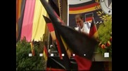 Футболен фен е украсил цялата си къща със знамена на Германия
