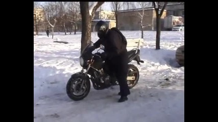 Руски рокер бърза да открие мотосезона!