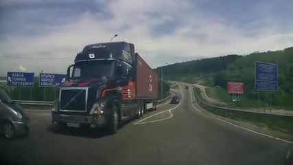 Още един късметлия на пътя благодарение на бързата реакция на шофьора на камиона!