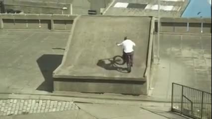 Danny Macaskill-freestyle stunt