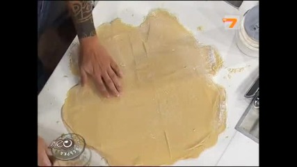Лео прави пай с три вида сладко