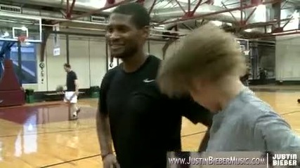 Justin Bieber играе баскетбол с Usher 